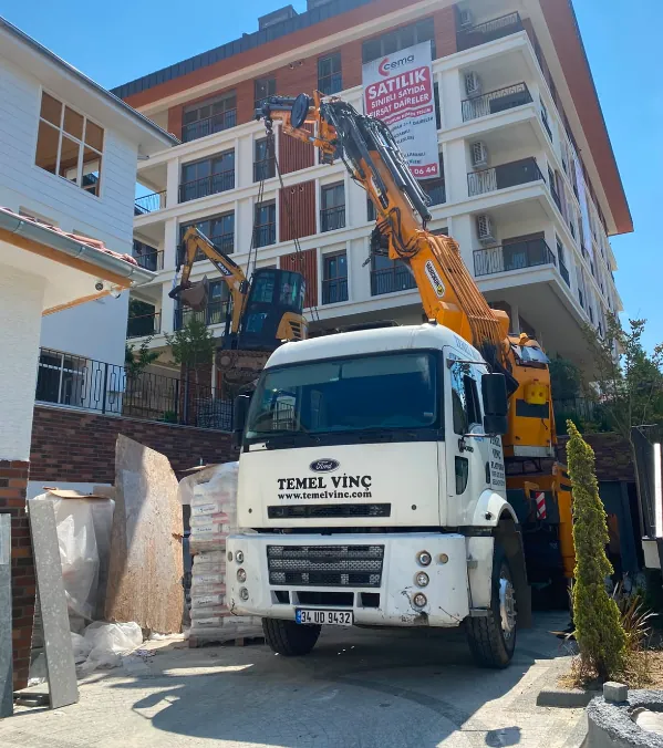 Mobil vinç ile kepçe indirme ve iş makinesi taşıma çalışması